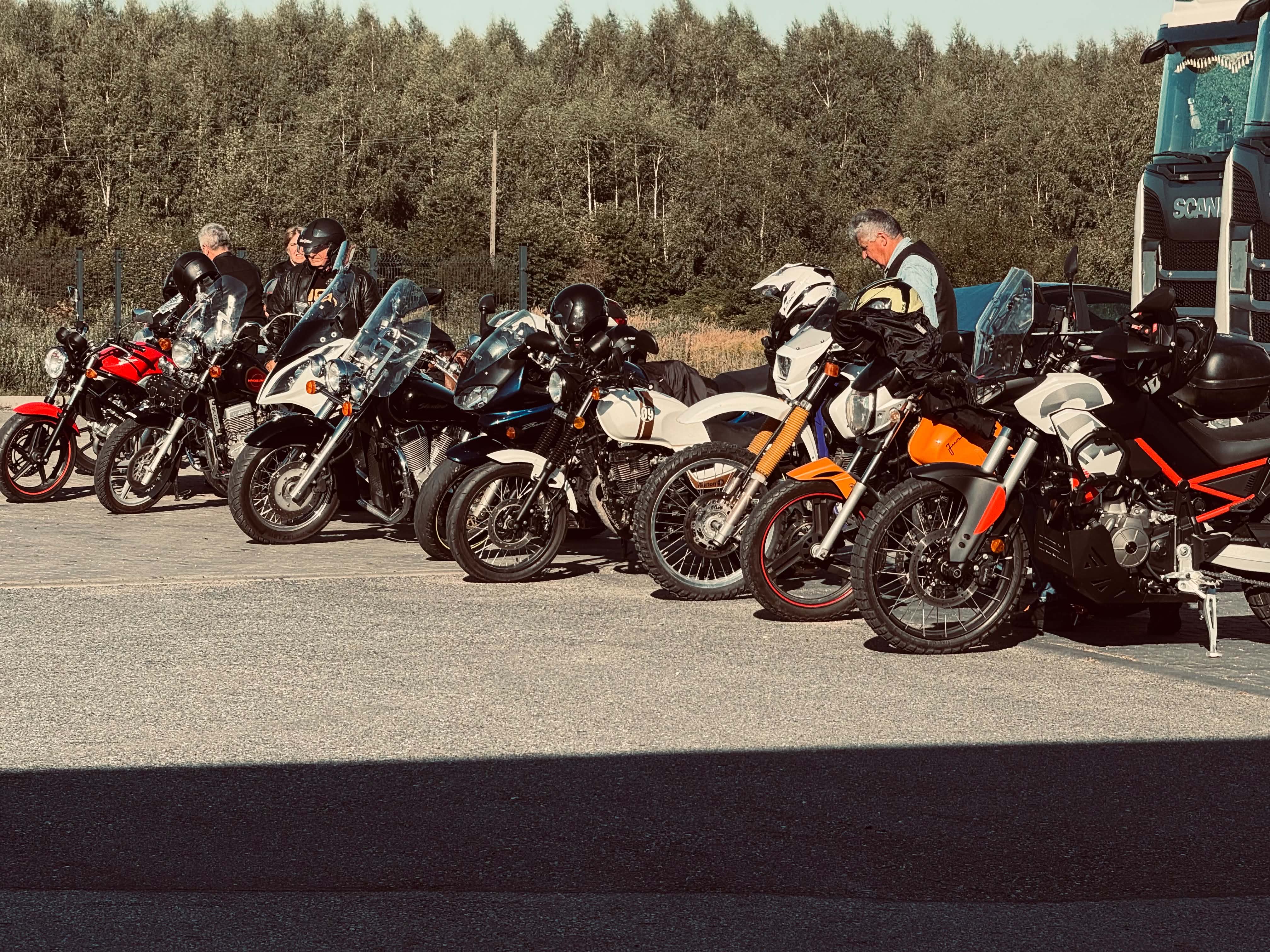Motocykle Stalowych Rumaków ustawione podczas wspólnego postoju